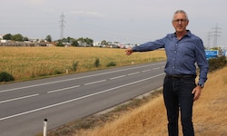 Christoph Lampert, Grüne Maria Lanzendorf, zeigt, wo das Rechenzentrum errichtet werden soll.