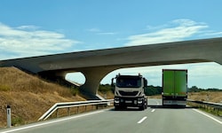 Umstritten: Ab 2027 soll eine Lkw-Maut auf drei Landesstraßen gelten. Landeschef Doskozil will ...