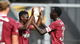 Abubakr Barry (re.) und Red Bull Salzburg wollen in Schweden jubeln. 