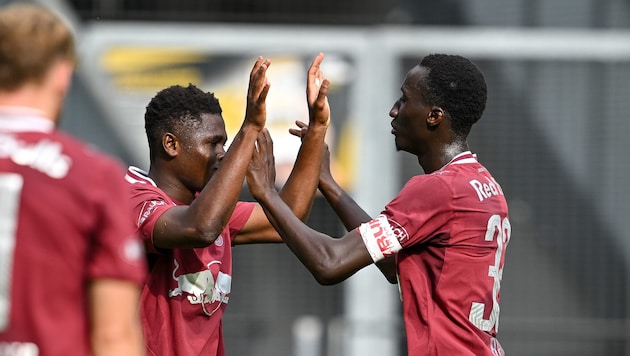 Abubakr Barry (re.) und Red Bull Salzburg wollen in Schweden jubeln.