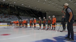 99ers-Sportchef Philipp Pinter stellte den Fans die neuen Cracks vor.