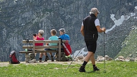 Es ist ein Phänomen, das jeder kennt: Menschen, die sich im Tal ignorieren würden, grüßen sich ...