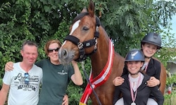 Christian Juza mit seiner Marion und den beiden Kindern Antonia und Raphaela (von links).