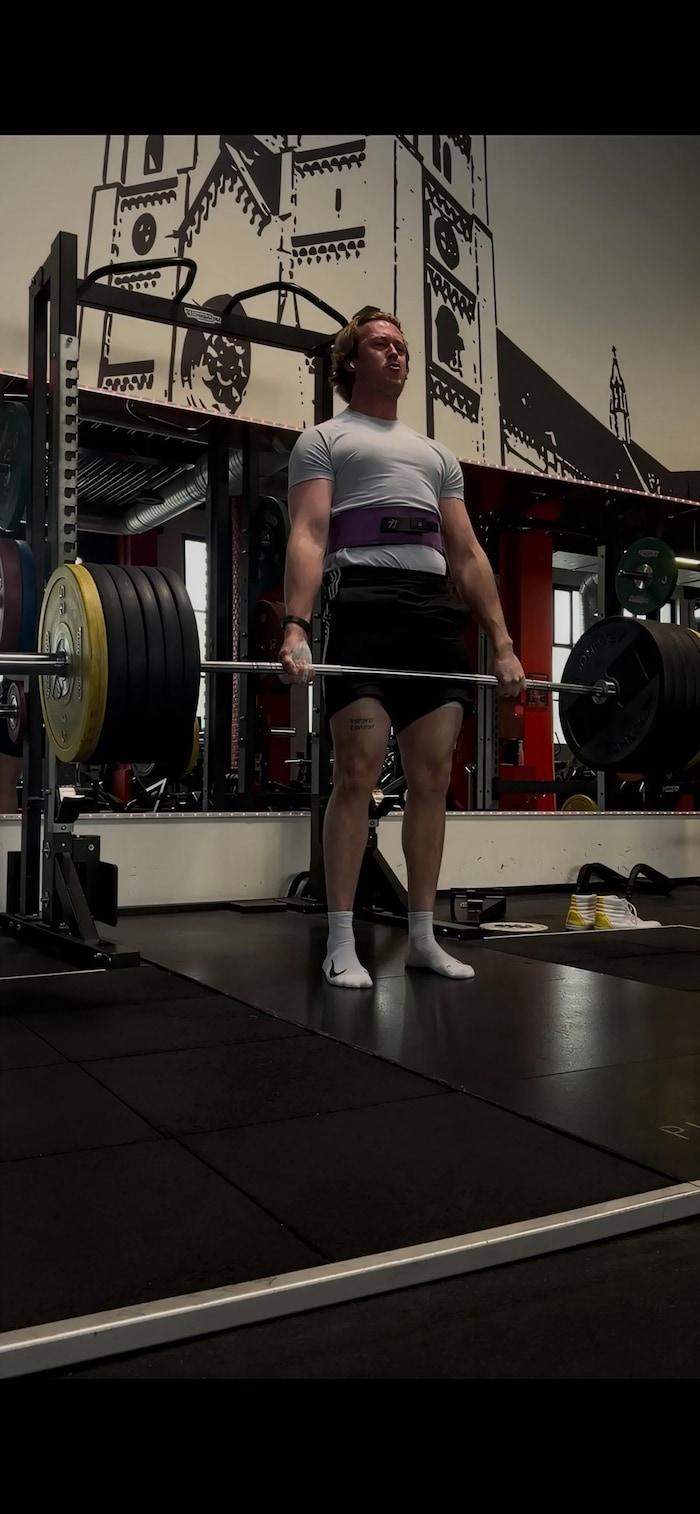 Der 23-Jährige geht als Ausgleich ins Fitnessstudio, schaffte beim Kreuzheben 250 Kilogramm.