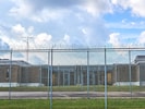 Der Unternehmer Wanja Oberhof (40) sitzt derzeit in einem Gefängnis in den USA, weil er ...