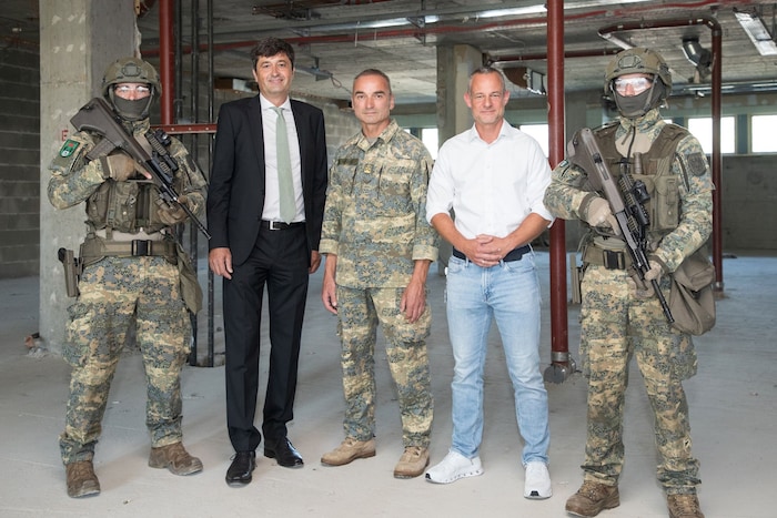 Manfred Ferch, stellvertretender KABEG-Vorstand, Oberst Alexander Raszer, Kommandant ...