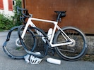 Das demolierte Rennrad des 32-Jährigen.