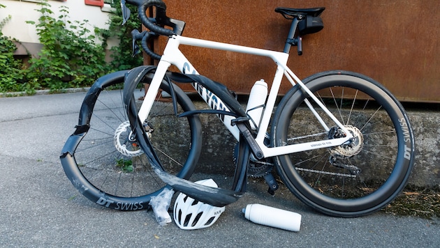 Das demolierte Rennrad des 32-Jährigen.