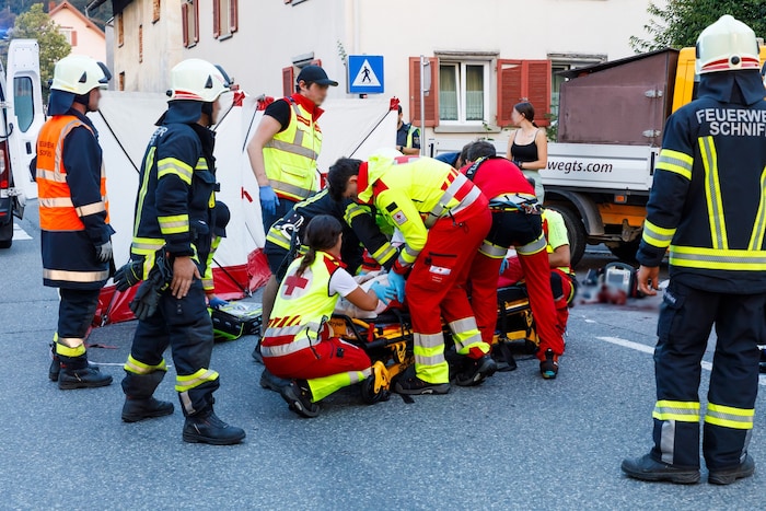 Der Mann wurde von der Rettung erstversorgt und mit dem Helikopter ins LKH Feldkirch ...