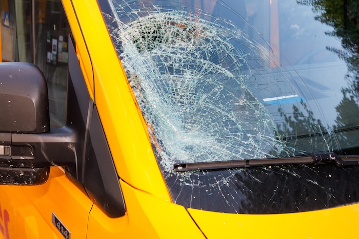 Der Rennradfahrer wurde gegen die Windschutzscheibe des Fahrzeugs geschleudert.