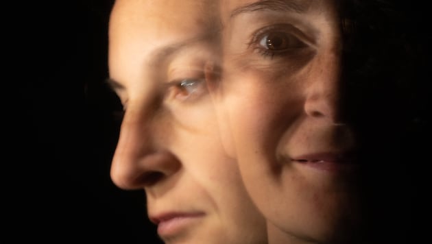Zwei Seiten eines Musters: die perfekte Anpassung und das unsichtbare eigene Bedürfnis. People ...