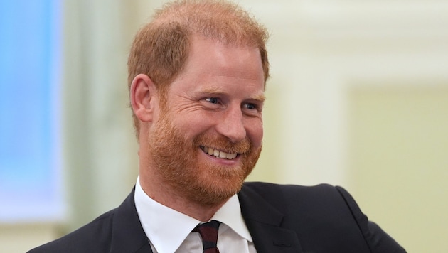 Prinz Harry plant, in den kommenden Wochen mit dem Fallschirm aus einem Flugzeug zu springen. ...