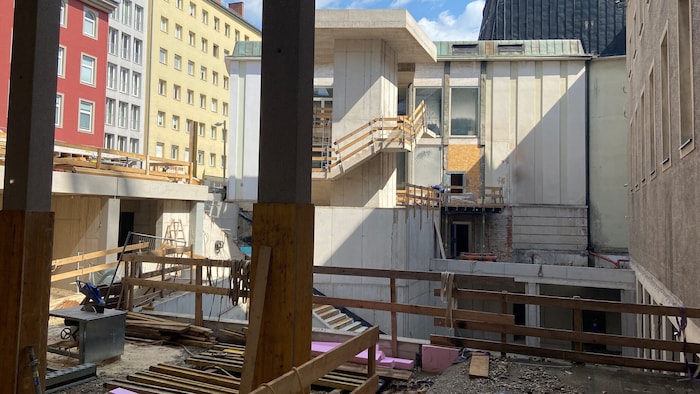 Blick in den neuen Innenhof, Richtung Lessingstraße, auf der Rückseite – die Kammerspiele