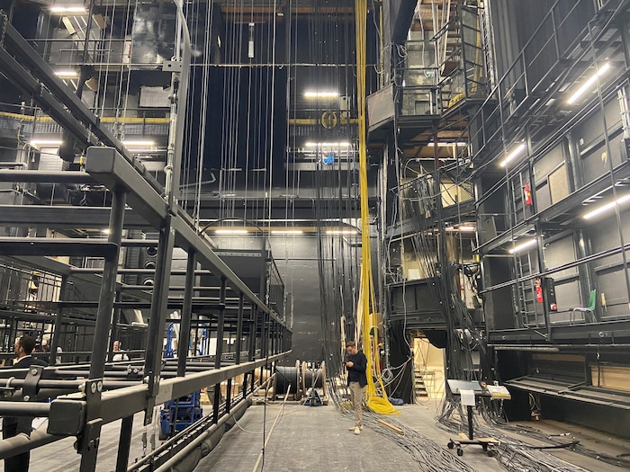 Bühne im Schauspielhaus Backstage: mehr als 100 Leuchten und Scheinwerfer werden erneuert, das ...