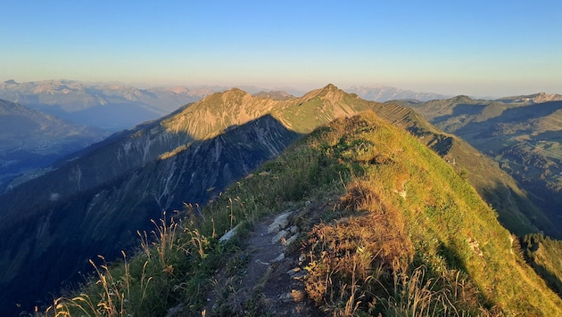 Am Zafernhorn eröffnet sich ein fantastischer Rundumblick auf die umgebenden Gipfel und ...