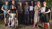 Die diesjährigen Preisträger mit Alpinale-Chefin Manuela Mylonas (1. Reihe, 1. von links) 