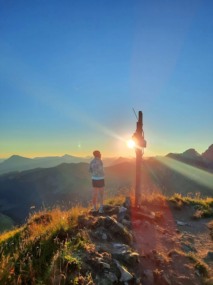 Gipfelkreuz am Zafernhorn bei Sonnenaufgang.