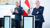 Innenminister Gerhard Karner (r.)
