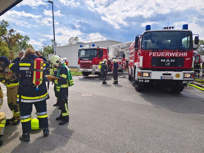 13 Feuerwehren und mehr als 100 Einsatzkräften der Freiwilligen Feuerwehren aus dem Bezirk ...
