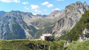 Die Hütte steht auf einer Anhöhe im „Niemandsland“ der Lechtaler Alpen.