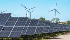 Das Hybridkraftwerk mit Photovoltaik, Windkraft und Speicher in Schattendorf.