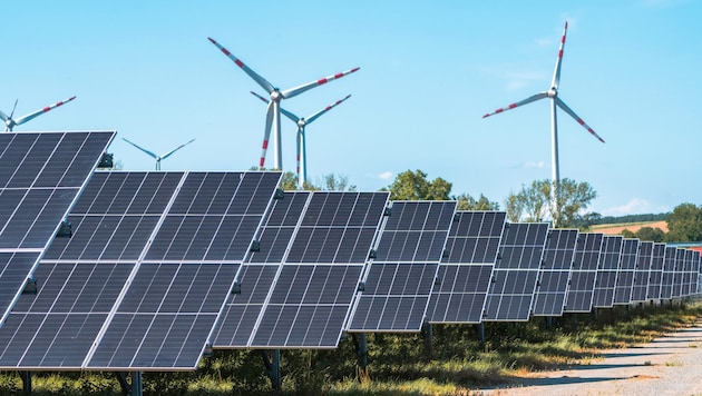 Das Hybridkraftwerk mit Photovoltaik, Windkraft und Speicher in Schattendorf.