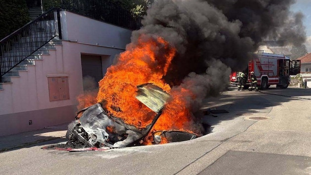 Erst brach der Pkw wegen der unterspülten Straße ein, dann stand er in Flammen und brannte ...