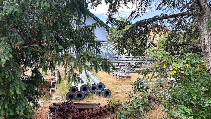 Derzeit liegt der gebraucht angekaufte Mast noch in Biringers Garten und wartet darauf, ...