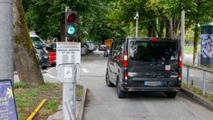 Weit und breit Autos sind von Touristen am Parkplatz zu sehen – die dort aber nicht stehen ...