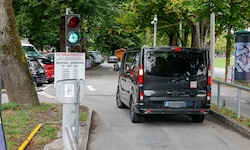 Weit und breit Autos sind von Touristen am Parkplatz zu sehen – die dort aber nicht stehen ...