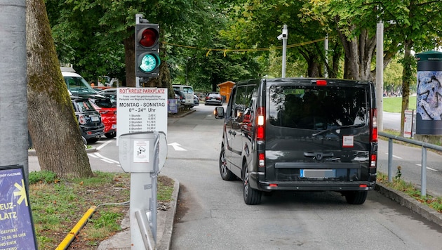 Weit und breit Autos sind von Touristen am Parkplatz zu sehen – die dort aber nicht stehen ...