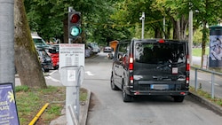 Weit und breit Autos sind von Touristen am Parkplatz zu sehen – die dort aber nicht stehen ...
