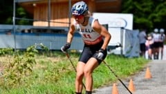 Anna Gandler präsentiert sich auf Rollern in Frühform.