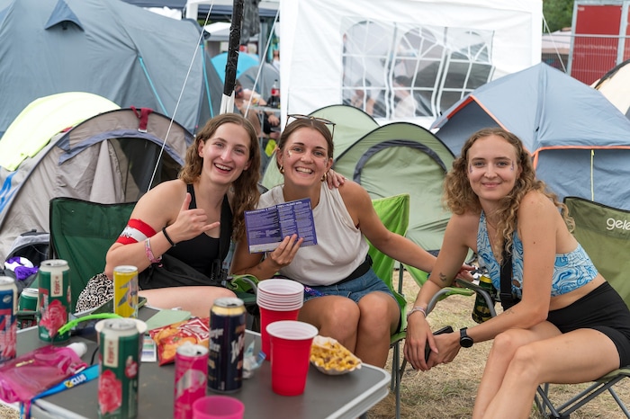Gute Stimmung am Campingplatz: Zuerst wurde die „Hausordnung“ studiert.