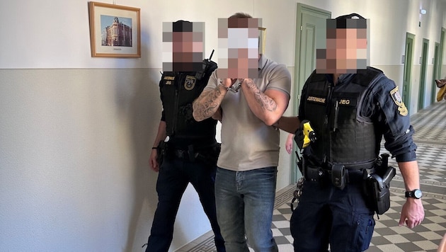 In Holland klickten für den 28-Jährigen die Handschellen. In St. Pölten steht er vor Gericht.