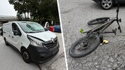 Ein Transporter erfasst in Kirchbichl einen 66-jährigen E-Biker.