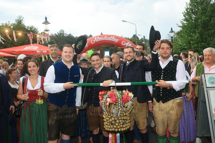 Der Umzug mit der Hauerkrone durch den sonst so beschaulichen Heurigenort zählt wie jedes Jahr ...