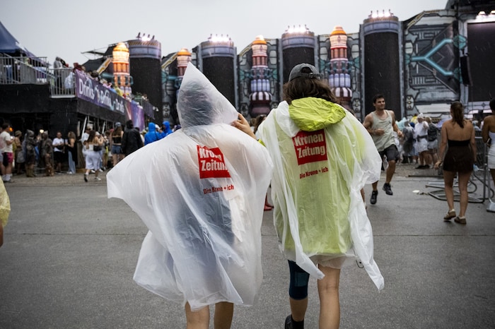 Die „Krone“-Ponchos waren zu Beginn des Regens bei Zara Larsson äußerst begehrt.
