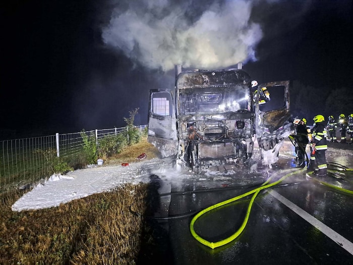 Vom Lkw blieb nicht viel über.