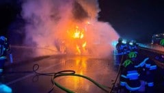 Zahlreiche Feuerwehrleute standen beim Brand auf der A2 im Einsatz.