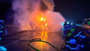 Zahlreiche Feuerwehrleute standen beim Brand auf der A2 im Einsatz.
