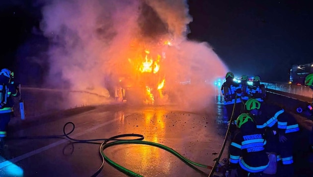 Zahlreiche Feuerwehrleute standen beim Brand auf der A2 im Einsatz.