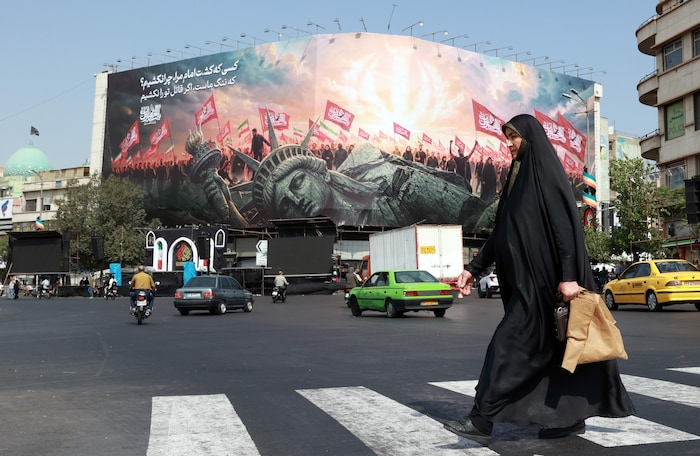 Auch Plakate sollen die Menschen in Teheran immer weiter gegen die USA aufbringen.