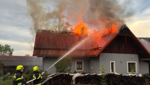 Stundenlang versuchten die Feuerwehrleute den Flammen Herr zu werden.