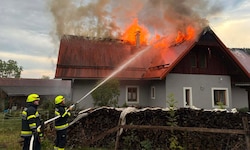 Stundenlang versuchten die Feuerwehrleute den Flammen Herr zu werden.
