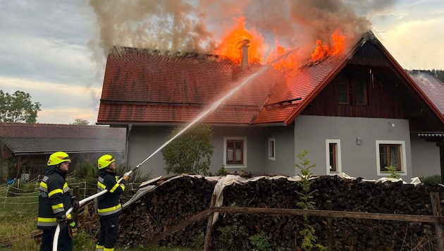 Stundenlang versuchten die Feuerwehrleute den Flammen Herr zu werden.