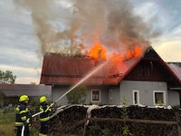 Stundenlang versuchten die Feuerwehrleute den Flammen Herr zu werden.