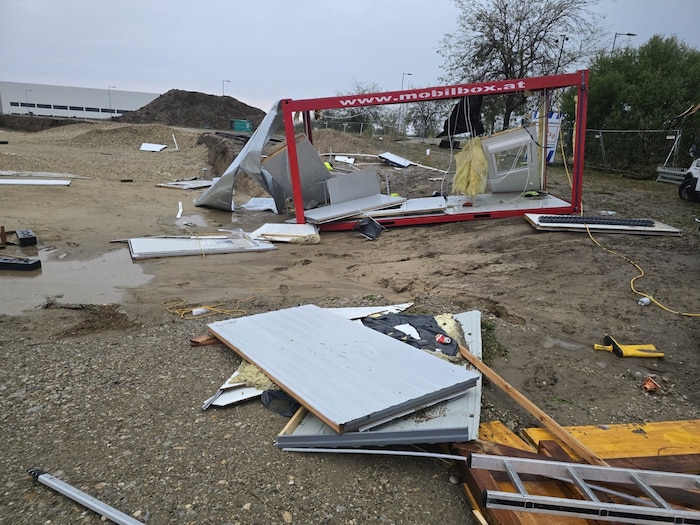 Ein Blick auf eine verwüstete Baustelle.