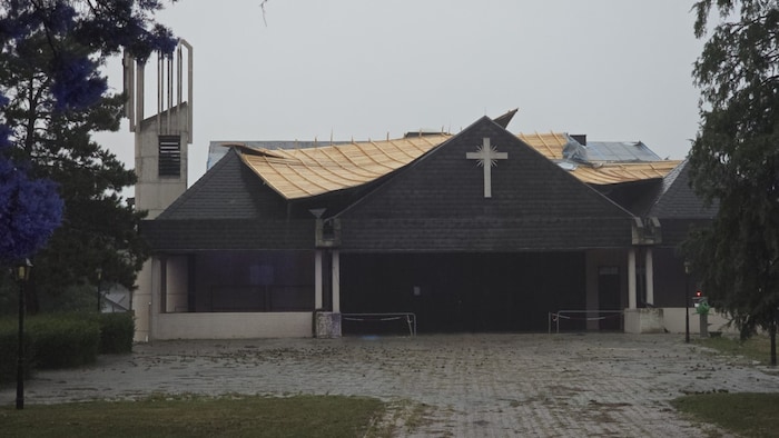 Auch das Dach der Totenhalle am Friedhof wurde weggeweht.