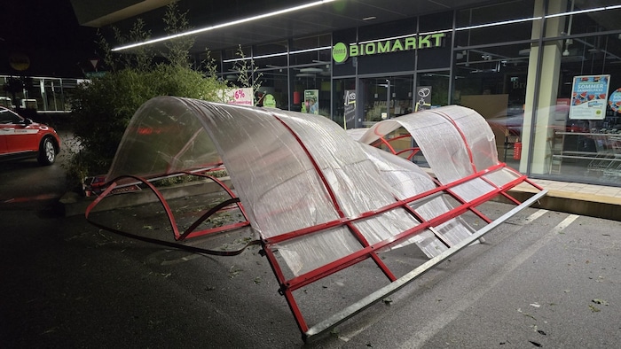Unterstände für Einkaufswegen wurden völlig zerstört.